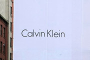 【画像】有名ブランドのカルバンクラインさん、人種差別に配慮したモデルを採用した結果・・・