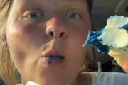 【動画】アメリカ人さん、バターにアイシングをたっぷりつけて食べる😋