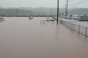 【台風】長崎県のひばり愛野店の駐車場が大雨で冠水している模様。