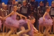 舞台でバレエ少女の1人が転んだら…ドミノ倒しのようにハプニングが拡大してしまう