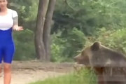 【動画】道路に降りてきた野生の熊と記念写真を撮ろうとした愚かな女性。
