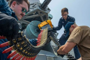 米海軍の誘導ミサイル駆逐艦「ポール・ハミルトン」でファランクス近接防空システムに給弾！