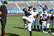 阪神　藤川球児SAが小学生に野球指導　「この中からプロ選手が出てくる」