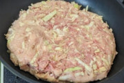 ワイ、量を誤ってクソデカハンバーグを作ってしまう…