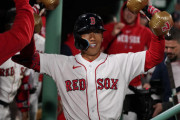 レッドソックス・吉田正尚、メジャー初ホームラン！初回にグリーンモンスターを超えるパワーをボストンのファンに見せつける！