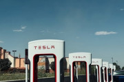 米テスラの株安が止まらず、直近ピークから5割下落