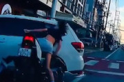 【動画】これはひどい右直直直事故。右折の車にバイク3台が突っ込む。