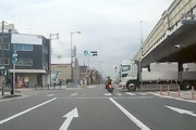 【大阪】信号無視のトラックがスクーターに突っ込んでしまう事故、に気を取られたスクーターが（ノ∀`）