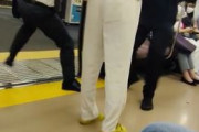 海外「電車内で酒を飲んで大声で話していた外国人に日本人が怒ったようだ」