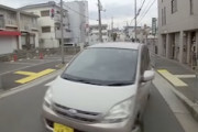 【堺市】この軽自動車にピン！ときたら１１０番。スマホ運転の軽四に当て逃げされてしまう車載。