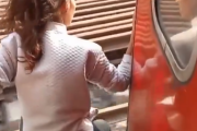 【動画】女さん、走行中の列車から飛び降りて死亡・・・