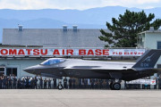 空自小松基地所属機を最新鋭F-35Aステルス戦闘機に更新へ、28年度に8機配備…飛行教導群はF-15能力向上型に！