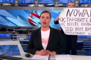 【放送事故】ロシア国営放送でスタッフ乱入「戦争反対」を叫ぶ。「プロパガンダを信じないで　嘘を伝えたくない」　当局は身柄を拘束