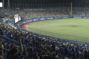 神宮球場、1時間半遅れで試合開始…