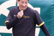 阪神ブルペン陣「劇的改善」の舞台裏　岩崎の“いつもと違う神対応”が固い絆を生んでいた
