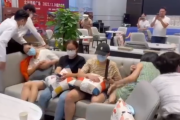 【動画】中国にあるIKEAさん、半日以上展示物（ソファー）に居座る輩にブチギレ！ スタッフがソファーをひっくり返して捨ててしまう…