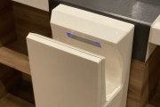 【悲報】 トイレに置いてある「風で手を乾かす装置」を作ってた会社の行方