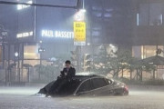 韓国・ソウルの洪水がかなりヤバいと話題に　車が完全に水没・・・