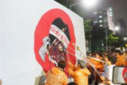 【衝撃映像】 韓国人集団が大発狂！！　安倍首相イラストに墨を塗って日の丸を破く！！　日本総領事館前