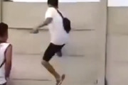 【動画】コンクリ製フェンスを蹴破る遊び、ガチで危ない(@_@;)