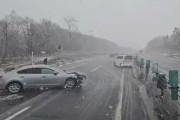 【北海道】突然の積雪…路面がシャーベット状態となった高速で車同士が衝突、少なくとも15件の事故