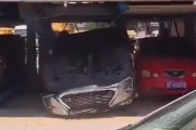 【悲報】 中国、立体駐車場の底が抜けて車が落下してしまう