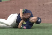 ヤクルト木澤、胸に打球直撃でマウンドに倒れ込む…　場内騒然　歩いてベンチに戻るもそのまま交代