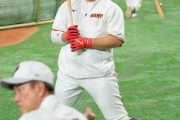 【悲報】原監督、ティー打撃の準備に入っていた小林を押し退けて岡本を指導www