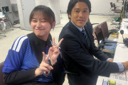 実況席デビューも…目を疑う光景「力技だw」「座りづらそう」　影山優佳「かなり小さいと思われている」