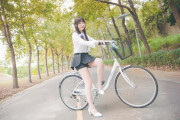 【悲報】女さん、乳丸出しで自転車に乗ってしまう