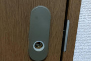 【至急】扉のノブが外れて家から出れなくなった