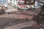 【動画】渋谷TSUTAYAから出る乃木坂メンバーの様子がスクランブル交差点ライブカメラに映り込む