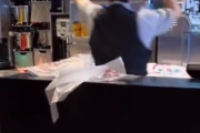 【動画】マック店員さん、大して忙しくないのにパニックになってしまう…