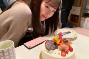 【朗報】福原遥：“誕生日ケーキ”を前に可愛すぎる笑顔！？　ドラマオフショット公開に反響