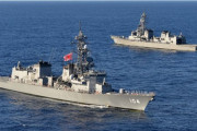 アデン湾で海自護衛艦「はるさめ」と「きりさめ」がすれ違い…互いの安航と任務完遂を祈る！
