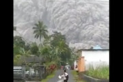 【動画】インドネシアのスメル山が再び大噴火。