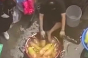 【動画あり】自分の足を洗ったタワシで大根をゴシゴシ…飲食店の衝撃映像が拡散　韓国ネット「汚い！」「中国のこと言えない」【韓国】