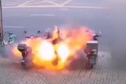 【動画】中国、暑くなると各所で「電動バイク(中国製)」の自然発火･爆発が見られます！