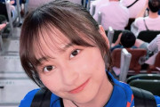 国立スタンド席にいたサッカー大好き元アイドルの日本代表コーデが脚光　“懐かしい一着”に視線集中「みんなで最高の景色を…」