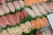 海外「この量でこの値段だと！？」日本のコストコで売っている50貫4980円の寿司セットを見た海外の反応