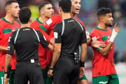 「失望した」モロッコの選手たちが試合後に審判に詰めよる様子（海外の反応）