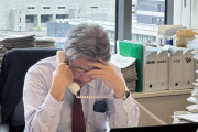 【画像】　立民・杉尾議員、大量の資料と書類に囲まれ、PCを開き電話を片手に頭を抱えるﾓｰﾚﾂぶりを公開