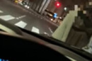 【動画】 【警察沙汰】信号待ちしてたらキチ・イ女に車を蹴られた