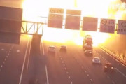 【動画】中国、高速道路で小型トラックが横転、いきなりもの凄い火の玉爆発！