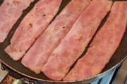 【勝者スレ？】ベーコン焼いてる！！！