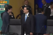 【動画】各国が挨拶周りをする中で石破首相はスマホに夢中でボッチ→各国首脳が挨拶に来てくれるも、座ったまま握手・・・