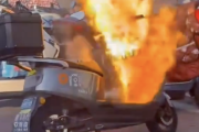 中国製電動バイク、突然火を吐く