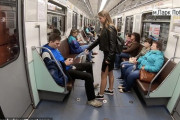 【画像】ロシアの女子大生、電車で大股開いてる男の股間に液体をかけてしまう…
