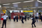 【動画】浦和駅で駅員が謎の踊りを集団でしている様子が見つかる