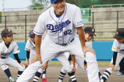 与田監督、子供たちとストレッチするも肩幅のせいでコラ画像みたいになる